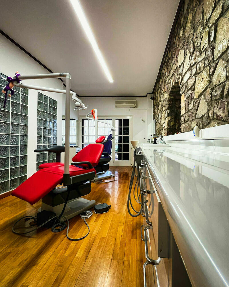 Ο ιατρικός πάγκος και οι καρέκλες στο εσωτερικό του εργαστηρίου